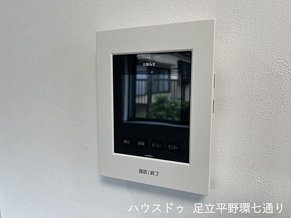 可動棚付きのシューズ収納を備え、靴や小物をすっきり整理できる玄関です。