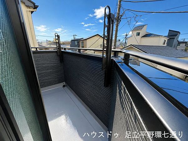 物干し金物付きのバルコニー。晴れた日には洗濯物も気持ちよく干せます。