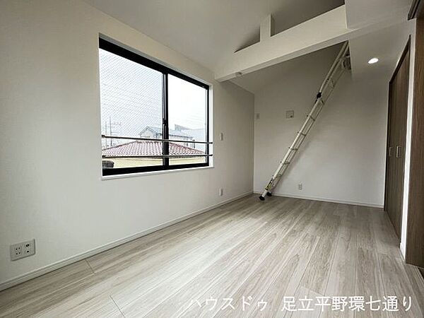 大きな窓から光を取り込む洋室。ロフト付きで空間を有効活用できます。