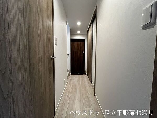 明るい木目調の建具で統一された廊下。室内全体に温かみのある印象を与えます。