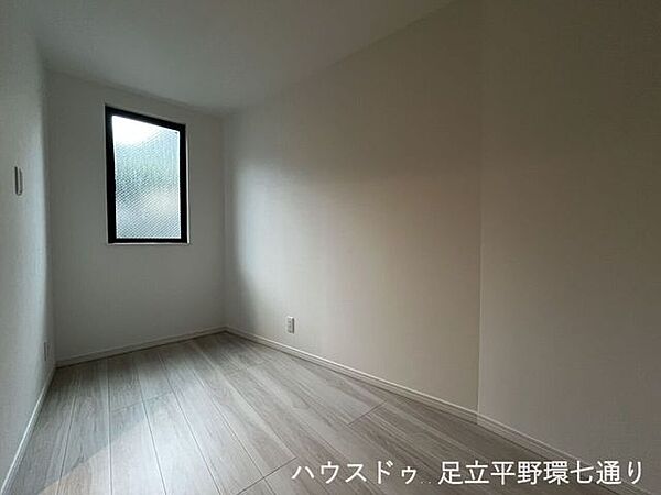 コンパクトな洋室は、書斎や収納部屋などライフスタイルに合わせて活用できます。