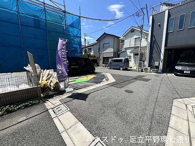 周辺は落ち着いた住宅街。見通しの良い道路に面し、穏やかな住環境が広がります。