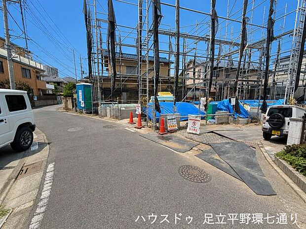 前面道路は周辺住宅街に面した落ち着いた雰囲気。現地で交通量や住環境もあわせて確認できます。