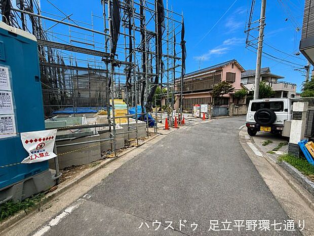 接道部分や現地内通路も確認しやすく、お車の出入りや日々の動線をイメージしやすい現場です。