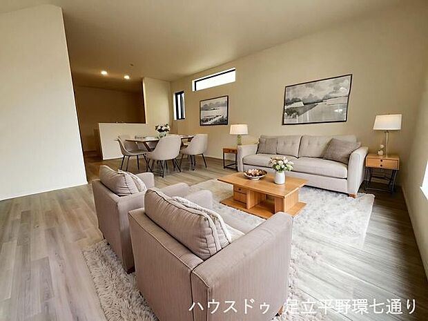 広々としたLDKは家具配置もしやすく、家族でゆったり過ごせる空間です。※生成AIによるイメージです