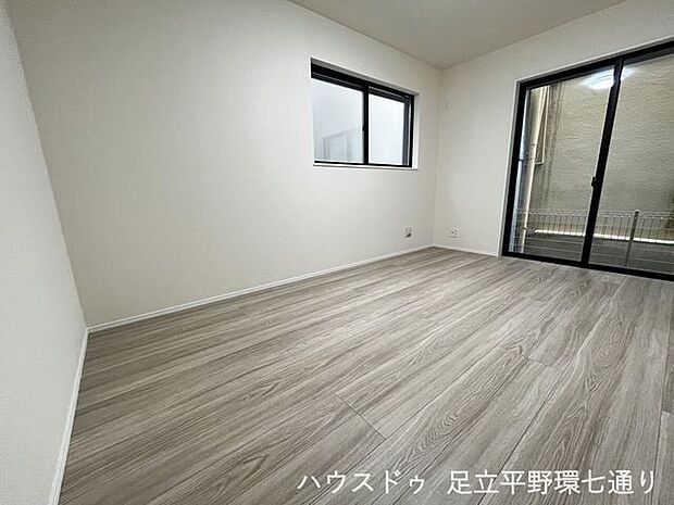 掃き出し窓付きの洋室は開放感があり、バルコニーへの出入りもスムーズです。