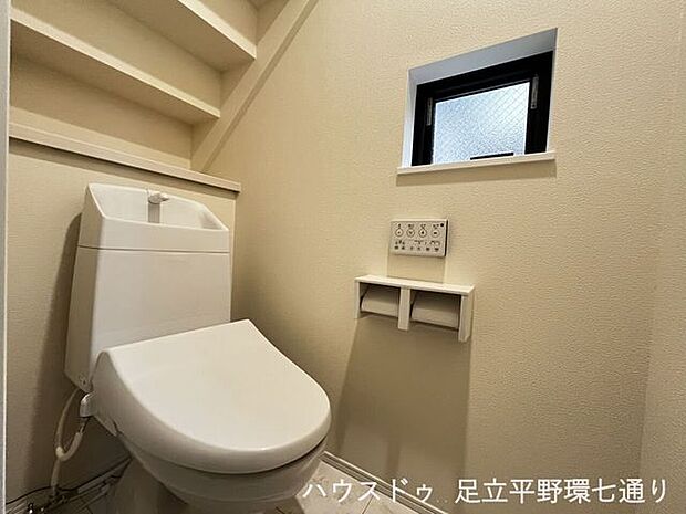 小窓付きのトイレで換気もしやすく、温水洗浄便座で快適に使えます。