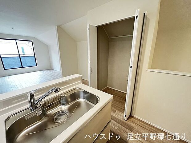 収納横にキッチンを配置。調理用品や日用品を近くにまとめやすい動線です。