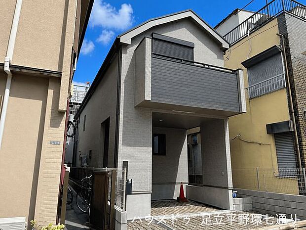 スタイリッシュなダークカラーの外観が街並みに映えるデザイン。落ち着きと高級感を兼ね備えています。