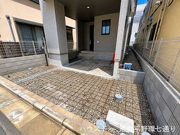 ビルトイン車庫付きで雨の日の乗り降りもスムーズ。大切な愛車を雨風から守れる設計です。