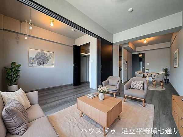 可動間仕切りを開放すると隣室と一体化し、広々とした開放感のあるリビングとして使えます。※生成AIによるイメージです