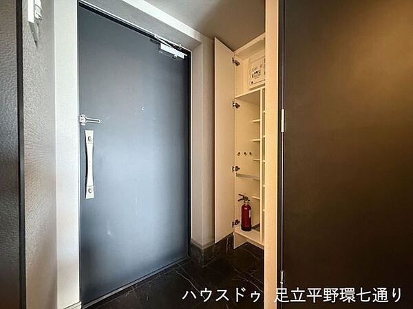 玄関には棚付きの収納を備え、靴や小物をすっきり整理しておけます。