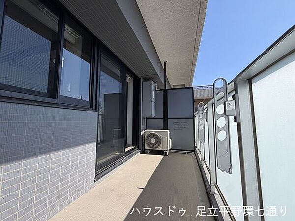 幅と奥行きにゆとりのあるバルコニー。複数の洗濯物もまとめて干しやすい設計です。