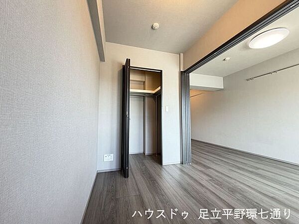 可動間仕切りを開放すれば隣室とつながり、ライフスタイルに合わせて空間を使えます。