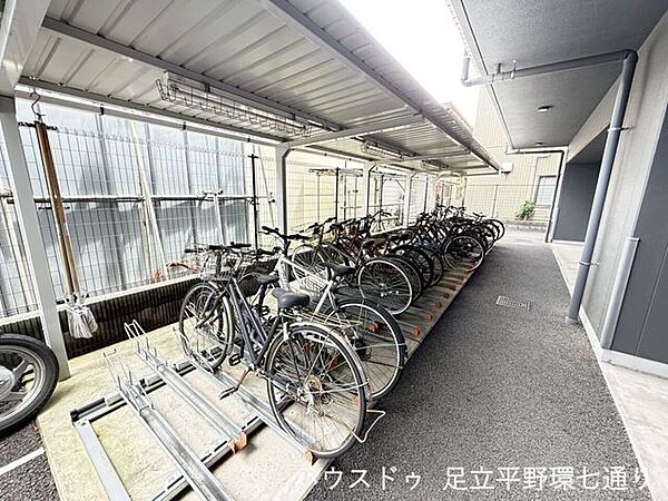 屋根付き駐輪場で自転車も雨から守れます。整理整頓された共用部です。
