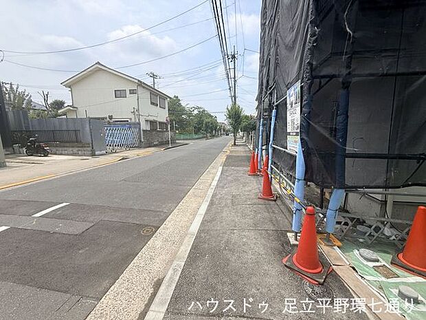 周辺は戸建てが建ち並ぶ閑静な住宅街。生活環境とのバランスが取りやすい立地も魅力です。