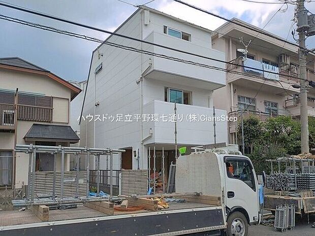 前面道路からの視認性が良く、開放感のある立地。現地見学で周辺環境もあわせてご確認いただけます。