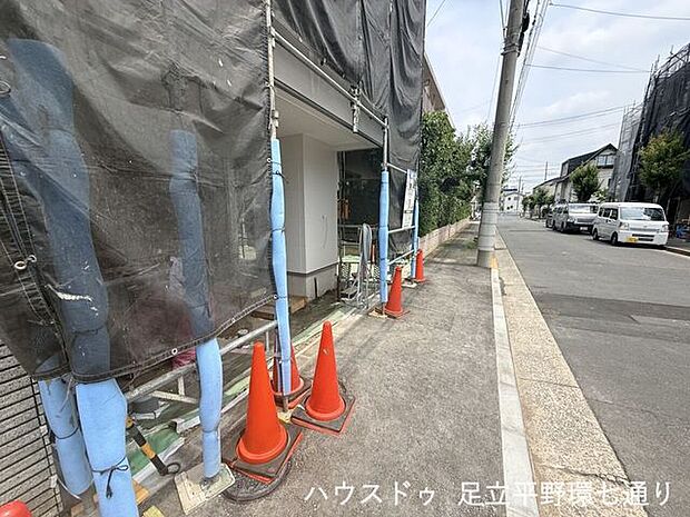 周辺は戸建てが建ち並ぶ閑静な住宅街。生活環境とのバランスが取りやすい立地も魅力です。