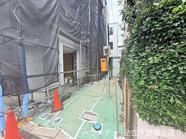 敷地まわりにスペースがあり、住まいへの出入りもスムーズ。現地で暮らしやすさをイメージできます。