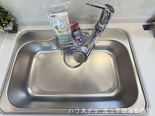 キッチンシンクは広めで作業しやすく、浄水機能付き水栓で毎日の料理や後片付けも快適です。