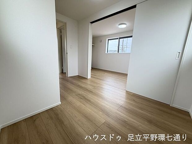 洋室は引き戸で空間を有効活用。隣室とのつながりもあり、用途に合わせて使いやすい間取りです。