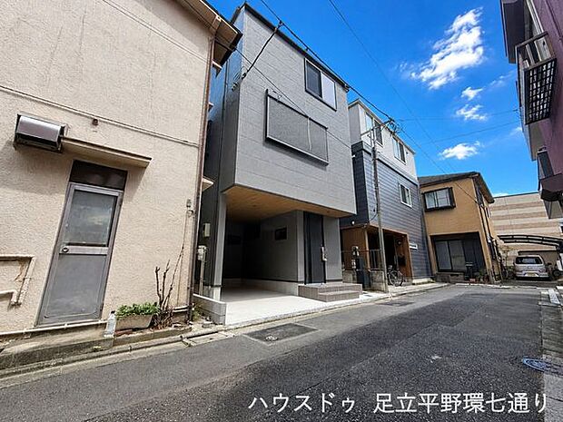 グレー基調の落ち着いた外観。屋根付き駐車スペースもあり、雨の日も使いやすい住まいです。