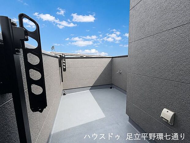 バルコニーは物干し金具付き。洗濯物を干しやすく、日々の家事に便利なスペースです。