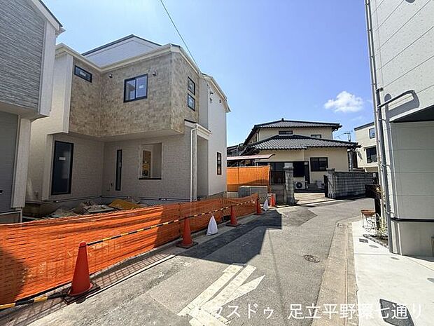 前面道路は幅員にゆとりがあり、車での出入りや日々の移動もしやすい立地です。