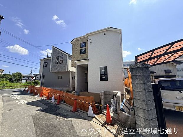 周辺は住宅が建ち並ぶ落ち着いた街並み。現地周辺の道路状況や生活動線も確認しやすい環境です。