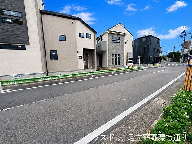 統一感のある街並みに映える新築住宅。見通しの良い前面道路に面し、開放感を感じられる住環境です。