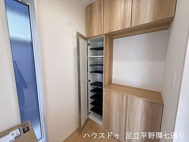 玄関には上下収納付きのシューズボックスを設置。靴や小物をすっきり整理でき、カウンター部分は飾り棚としても活用できます。