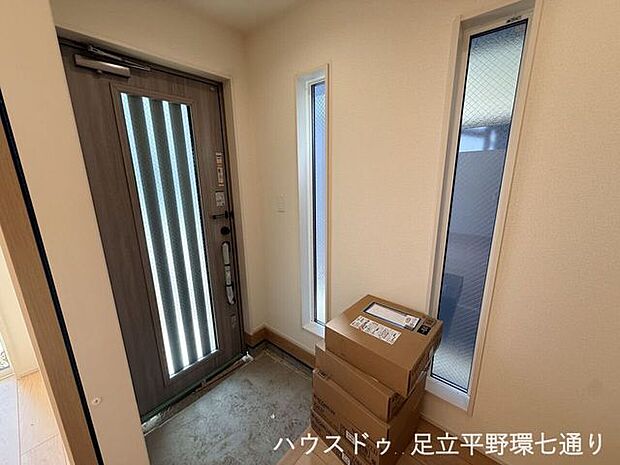 スリット窓から光を取り込む明るい玄関。室内の様子が見えにくく、採光とプライバシーを両立します。