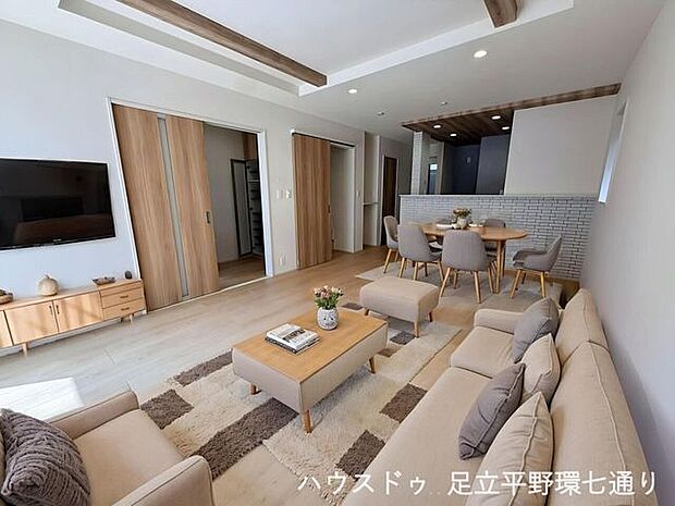 木目調の梁や折り上げ天井がアクセントになった、開放感とデザイン性を兼ね備えた明るいLDKです。※生成AIによるイメージです