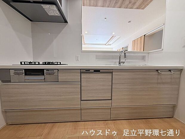 食器洗浄乾燥機を備えたシステムキッチン。収納も豊富で、毎日の調理や片付けをサポートします。