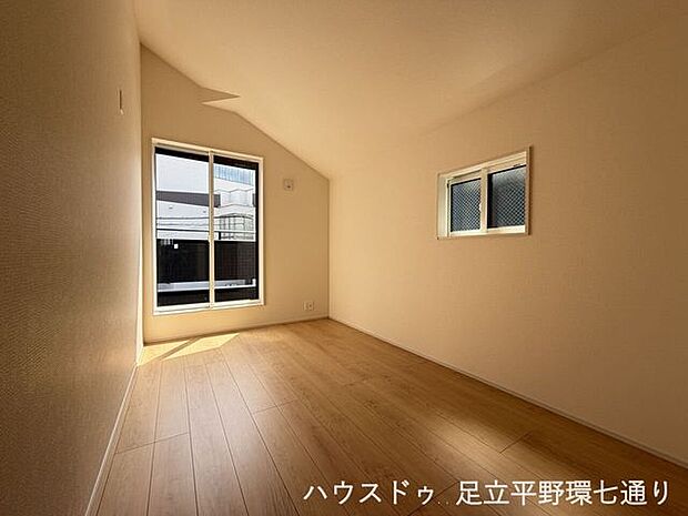 2面採光で明るさと風通しを確保した洋室。シンプルな内装でインテリアも合わせやすい空間です。