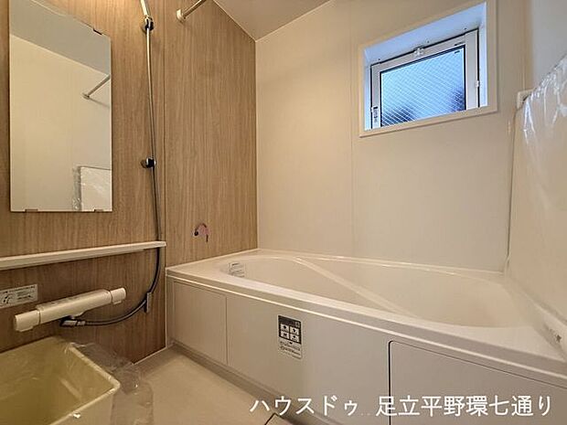 木目調パネルがやさしい雰囲気を演出する浴室。窓付きで換気もしやすく、心地よく使えます。
