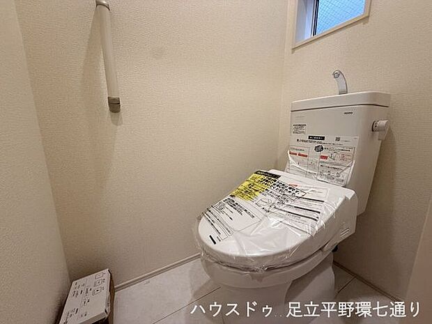 小窓付きで自然光を取り込めるトイレ。手洗い付きで使いやすく、清潔感のある空間です。