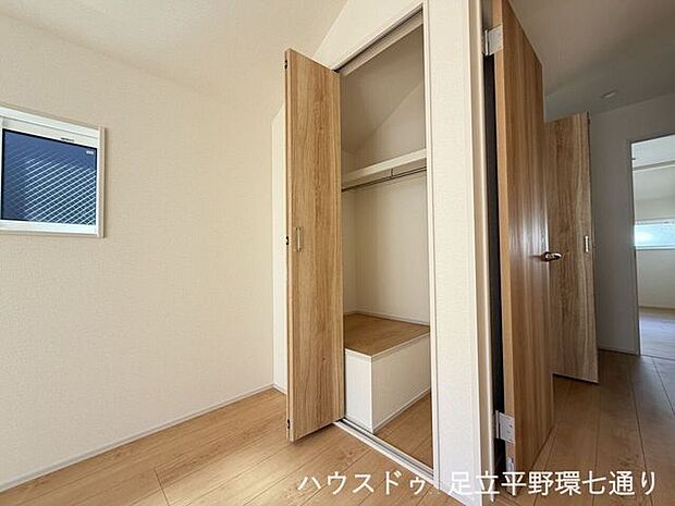 大容量のクローゼットを備えた洋室。衣類だけでなく荷物もしっかり収納でき、居室をすっきり保てます。