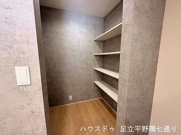 可動棚付きの収納スペースを設置。日用品やストック品など、用途に合わせて整理しやすい設計です。