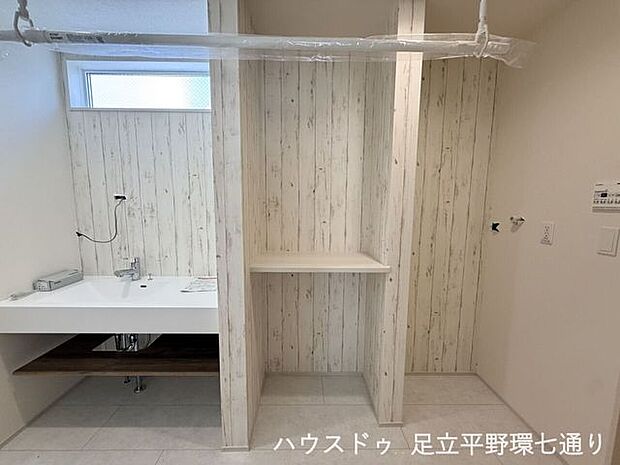 洗面室には洗濯機置場と収納スペースを確保。洗う・しまうの家事動線がまとまり便利です。