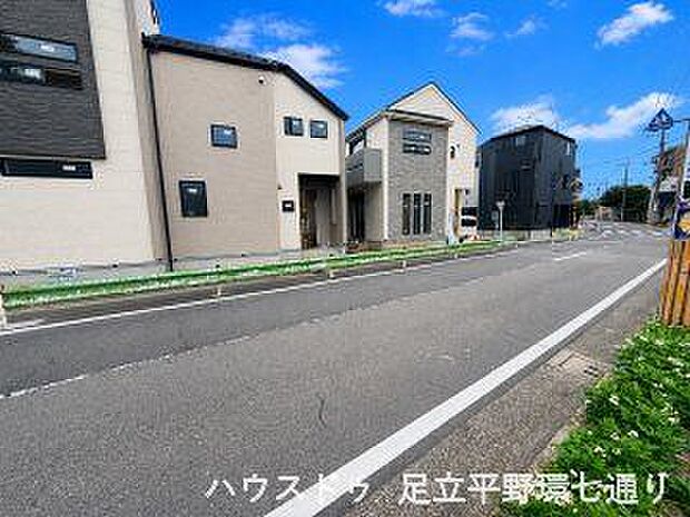 統一感のある街並みに映える新築住宅。見通しの良い前面道路に面し、開放感を感じられる住環境です。