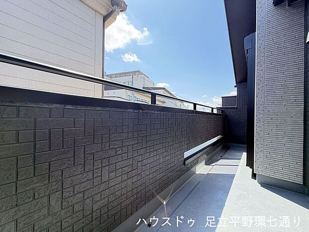 奥行きのあるバルコニーは洗濯物を干しやすく、外の光や風を感じられる開放的なスペースです。
