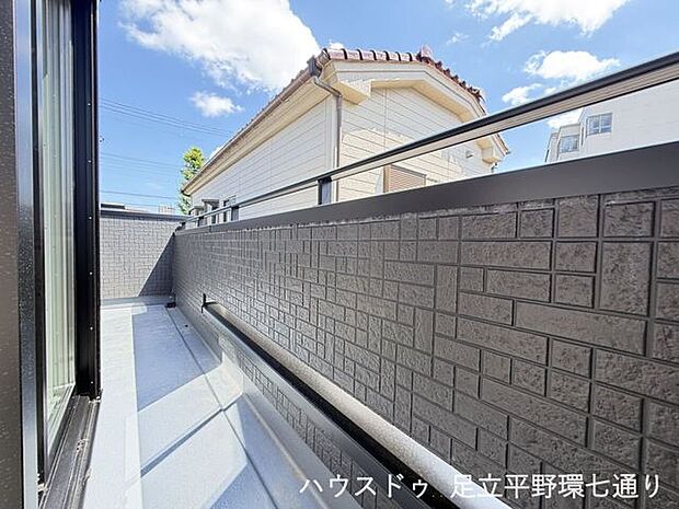 陽当たりを感じられるバルコニー。高めの壁で外からの視線にも配慮されたつくりです。