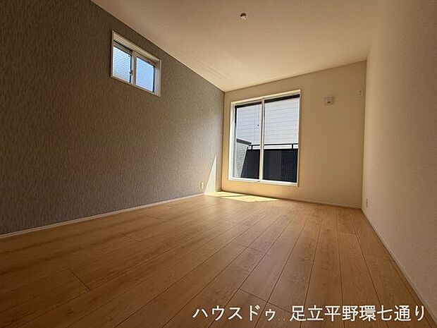 アクセントクロスが映える落ち着いた洋室。大きな窓から光が差し込み、明るい居住空間です。