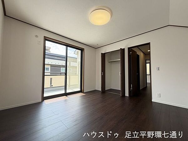 広さにゆとりのあるバルコニー。複数の窓に面しており、室内へ明るい光を届けてくれます。