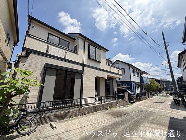 大きな開口部を備え、室内へ明るい光を取り込みやすい住まいです。