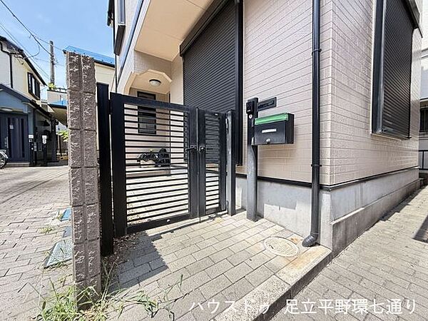 門扉を備えた落ち着きのある玄関アプローチ。道路から玄関までワンクッションあり、防犯面にも配慮されています。