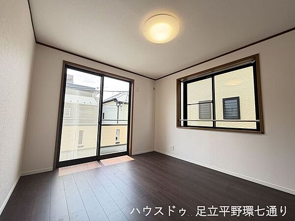 二面採光で明るさと風通しを確保した洋室。バルコニーへ出入りでき、開放感のある住空間です。