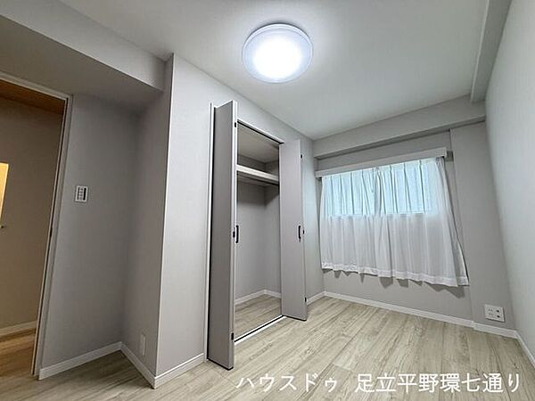 クローゼット付きの洋室。明るく清潔感のある内装で、寝室や子ども部屋にも活用できます。