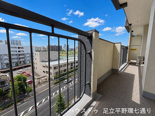 奥行きのあるバルコニー。洗濯物を干すスペースを確保しやすく、開放的な眺望も楽しめます。